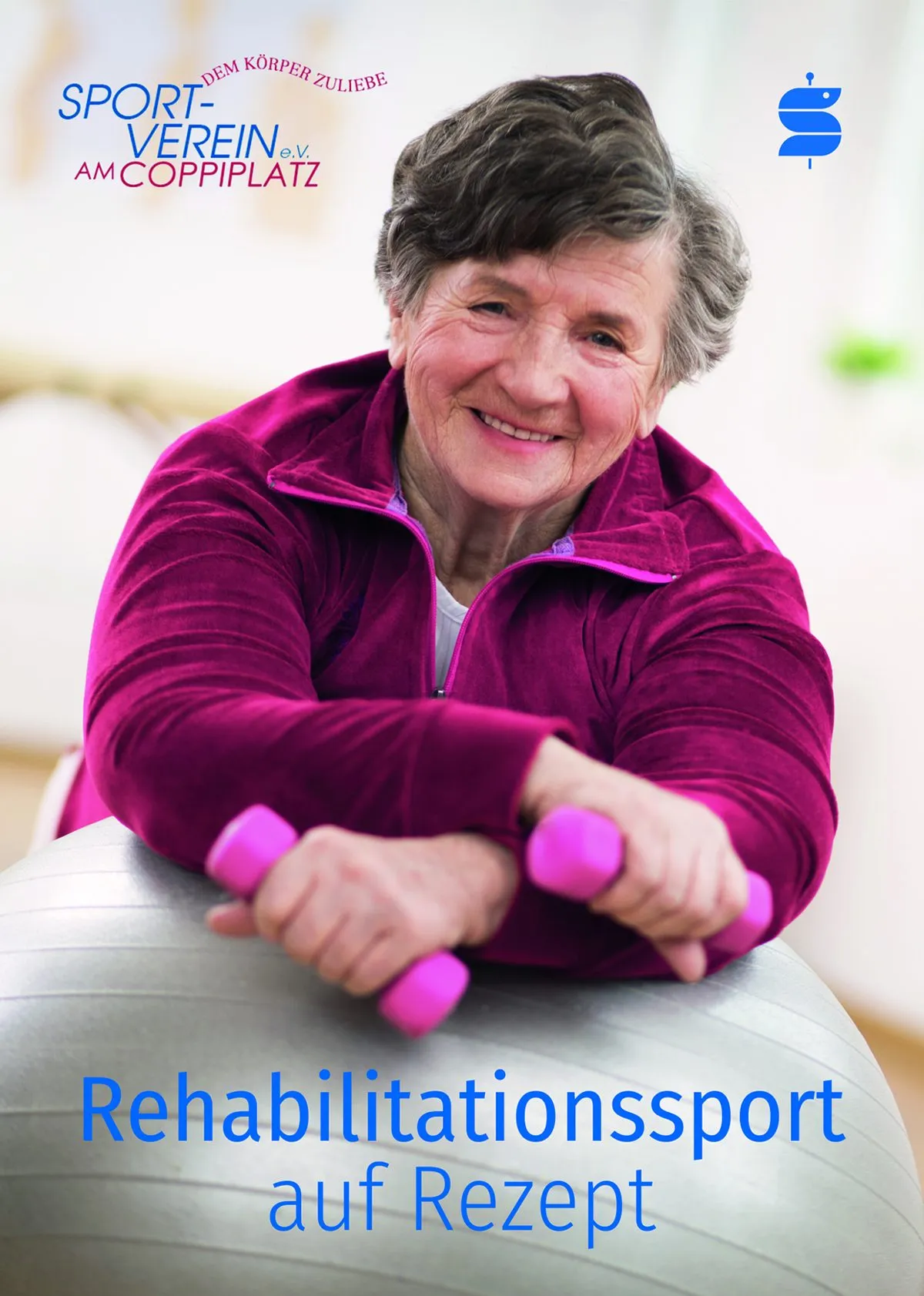 Seniorin trainiert mit Hanteln auf einem Gymnastikball - Rehabilitationssport auf Rezept, Sportverein am Coppiplatz e. V.